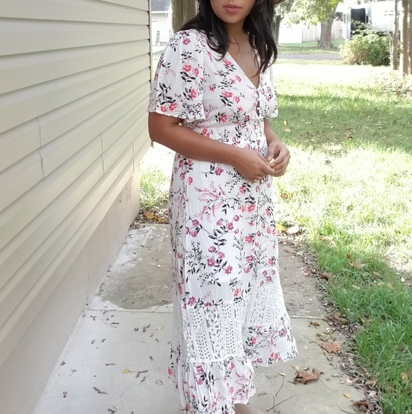 𝘽𝙊𝙂𝙊| TWIRLING IN FLORALS WHITE MAXI DRESS - Picture 7 of 16